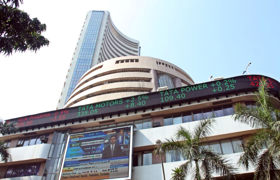 सेंसेक्स 592 अंक चढ़कर 76,617 पर बंद