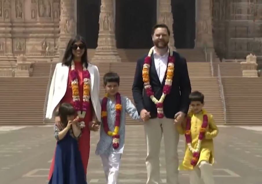 अमेरिकी उपराष्ट्रपति वेंस ने परिवार संग दिल्ली का अक्षरधाम देखा