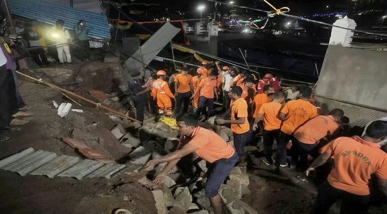 विशाखापट्टनम में नरसिंह स्वामी मंदिर की दीवार गिरी: 8 की मौत, 4 घायल