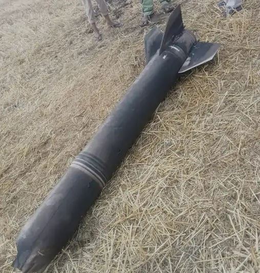 अमृतसर के 3 गांवों में रात मिसाइलें गिरीं:फटने से पहले न्यूट्रीलाइज