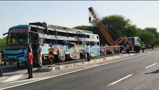 राजसमंद में स्लीपर बस पलटी, 3 की मौत:15 पैसेंजर्स घायल