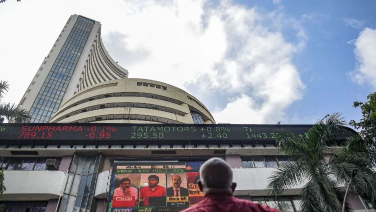 लाल निशान में खुला शेयर बाजार, इन कंपनी के शेयरों में दिखी जोरदार गिरावट |