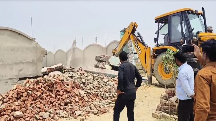 श्रावस्ती में अवैध मदरसों पर गरजा बुलडोजर, 2 मजार किया जमींदोज