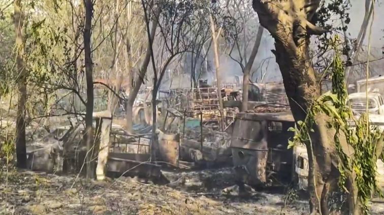 दिल्ली पुलिस के मालखाने में लगी भीषण आग, 100 से भी ज्यादा गाड़ियां हुईं खाक