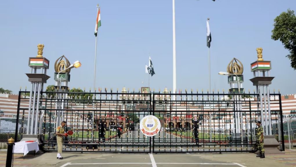 अटारी बॉर्डर पर फंसे पाक नागरिकों के लिए खुला गेट:1008 पाक नागरिक लौटे