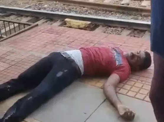 ठाणे-ट्रेन से गिरकर 4 यात्रियों की मौत की खबर:5 घायल, सभी ट्रेन के गेट पर बैठे थे