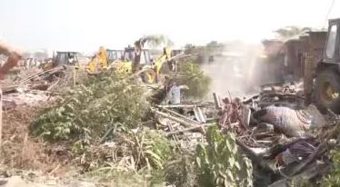 अहमदाबाद में बांग्लादेशी घुसपैठियों के अवैध निर्माण पर एक्शन |