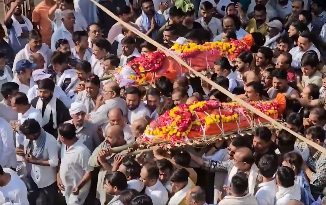 पहलगाम के मृतकों की आखिरी विदाई:गुजरात के भावनगर में पिता-पुत्र का अंतिम संस्कार