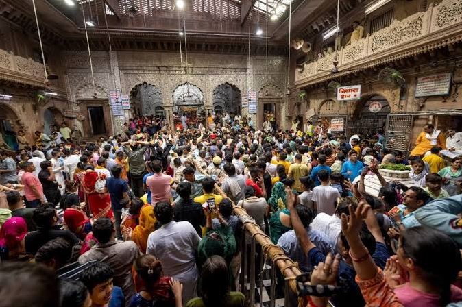 अक्षय तृतीया के मौके पर बांके बिहारी मंदिर में उमड़े श्रद्धालु