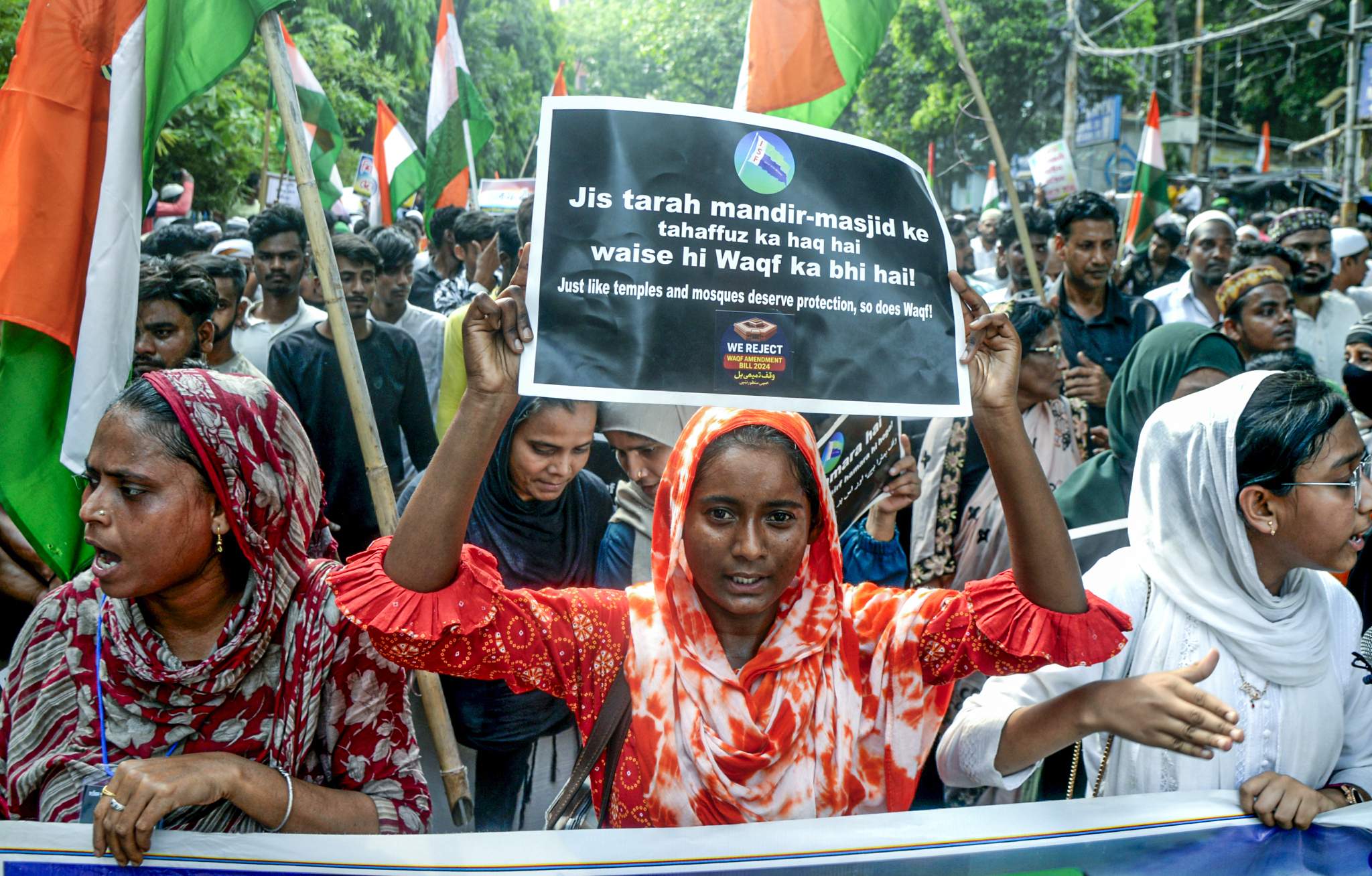 वक्फ कानून पर हिंसा-24 परगना में पुलिस की गाड़ियां जलाईं:प्रदर्शनकारियों ने हाईवे जाम किया