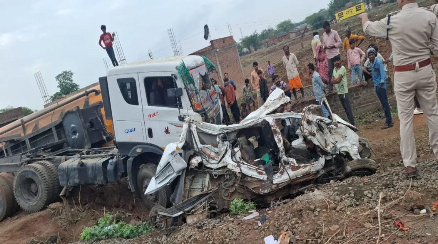 वैन पर पलटा सीमेंट से भरा ट्रॉला, 9 की मौत:मृतकों में 4 बच्चे