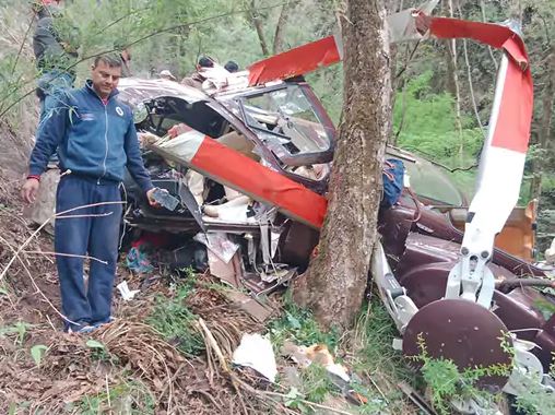 उत्तराखंड के उत्तरकाशी में हेलिकॉप्टर क्रैश, 5 की मौत:2 गंभीर