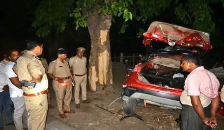 कुशीनगर में ब्रेजा की हुई पेड़ से भयानक टक्कर, 6 की दर्दनाक मौत