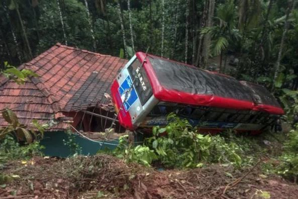 कर्नाटक में भयानक हादसा, घर की छत पर चढ़ गई बस, कई यात्री घायल