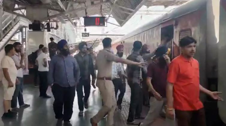 मथुरा: चलती ट्रेन में हुई तलवार बाजी, सीट को लेकर हुआ विवाद