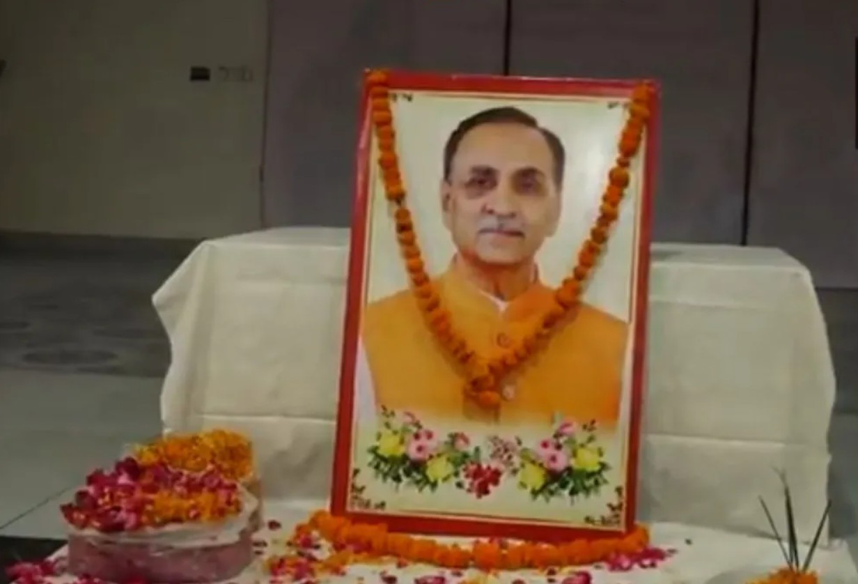 गुजरात के पूर्व सीएम विजय रूपाणी का लकी नंबर 1206 बन गया उनकी अंतिम यात्रा की तारीख