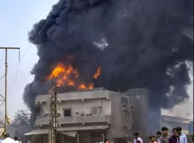 पटाखा फैक्ट्री विस्फोट में एक परिवार के 11 की मौत